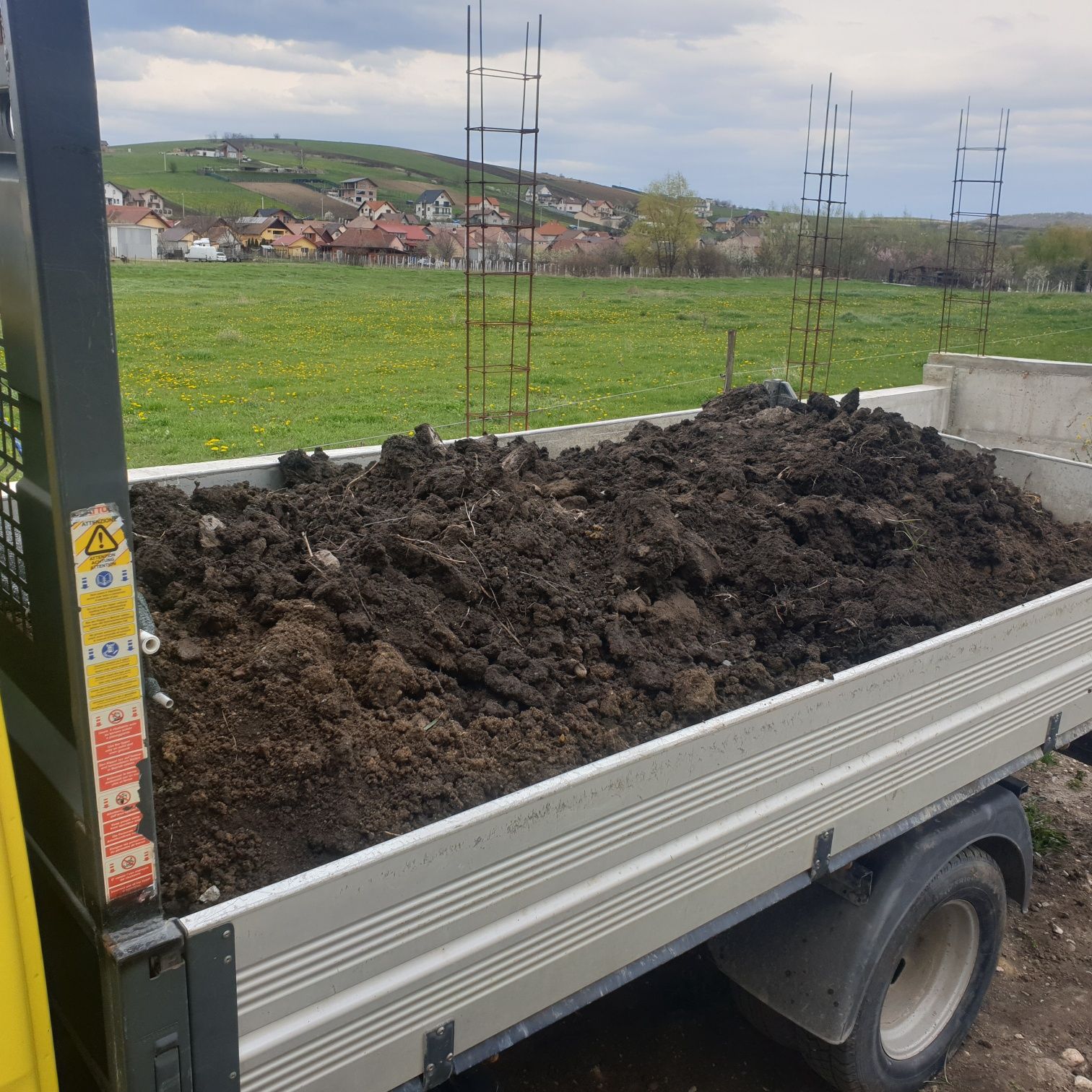 Vand nisip sort pietris piatra pamant negru transport la domiciliu