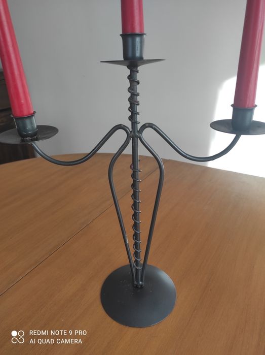 Черен метален свещник
