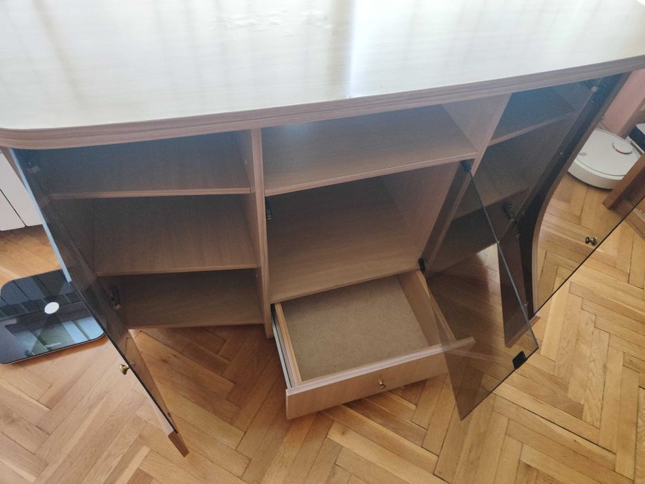 Продавам шкаф със стъклени витрини подходящ за хол, TV и др.