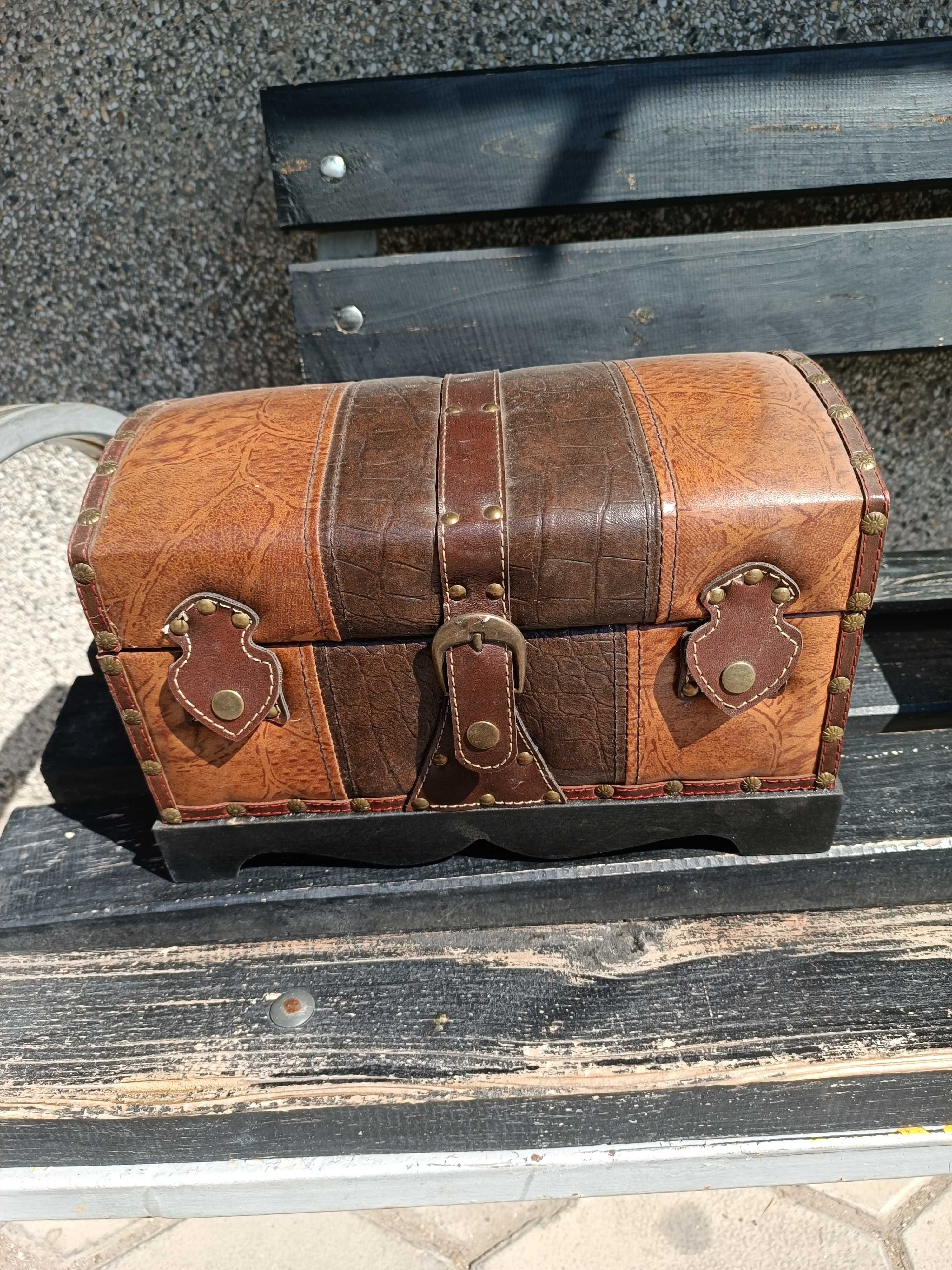 Дървена кутия за бижута с кожена обвивка