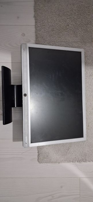 Monitor benq are cateva lini pe ecran