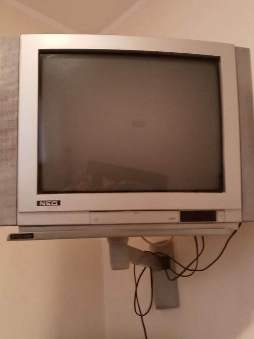 Телевизор със стойка