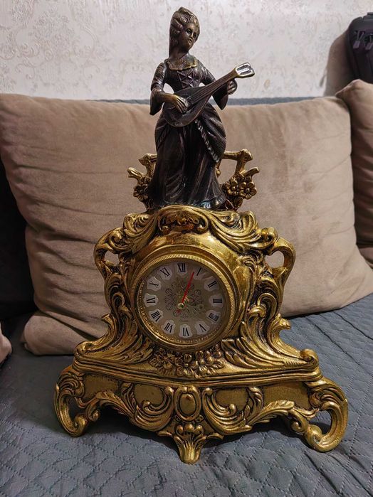 Настолен бароков часовник.