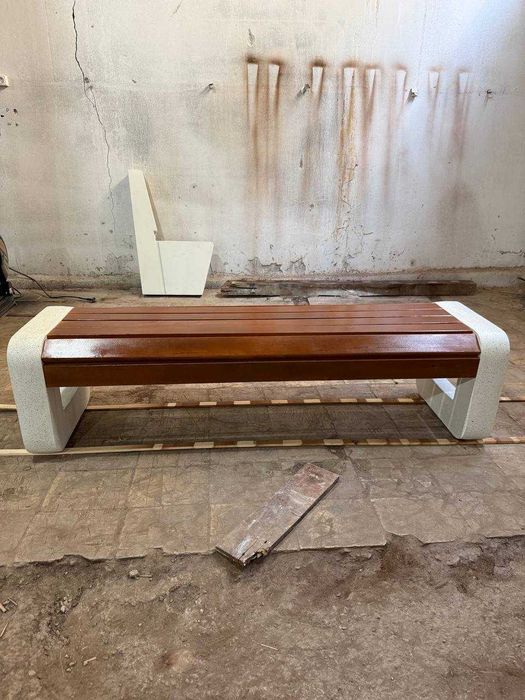 Скамейка из композитного мрамора. Выглядит элегантно