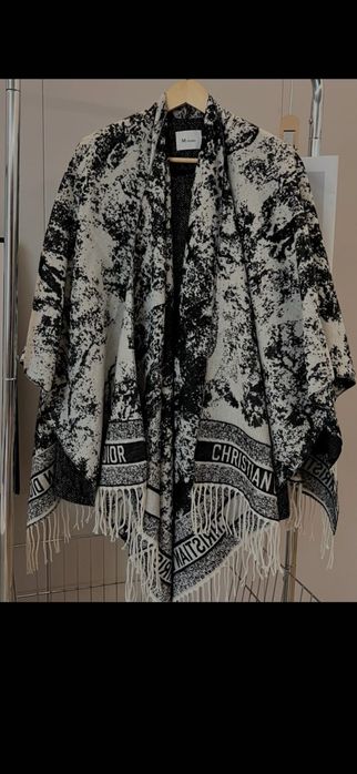 Poncho Christian Dior,model 2026-iarnă