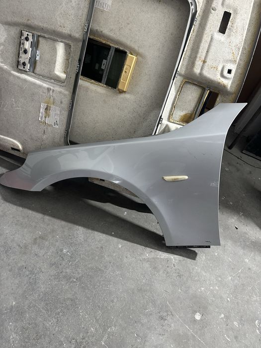 Aripa stanga fata BMW Seria 5 E60 E61 gri metalizat 520d 525d 530d