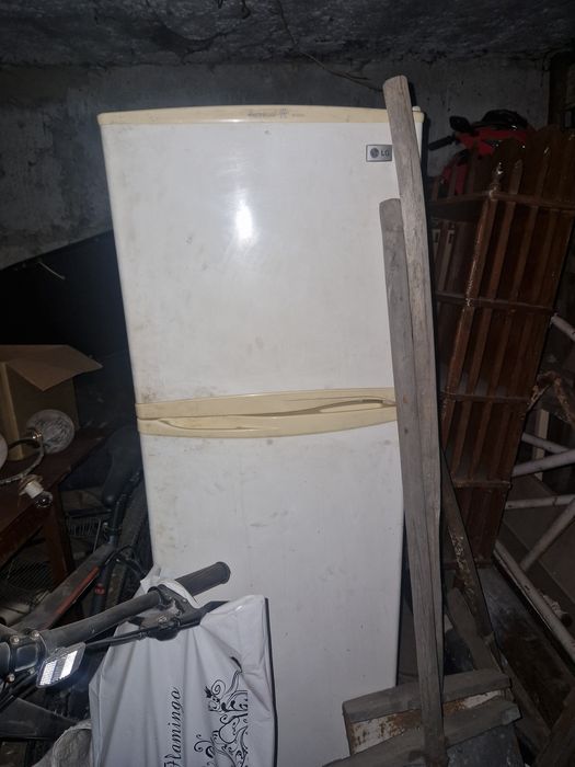 Холодильник работает ! Нужно фронт залить . Неморозит .