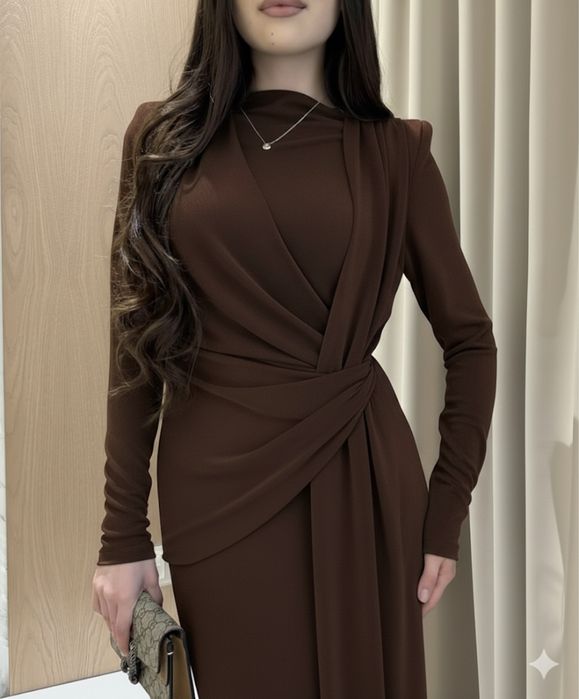 Элегантное длинное платье шоколадного цвета