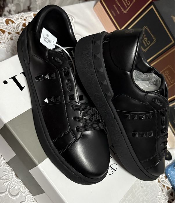 Vând adidași Valentino