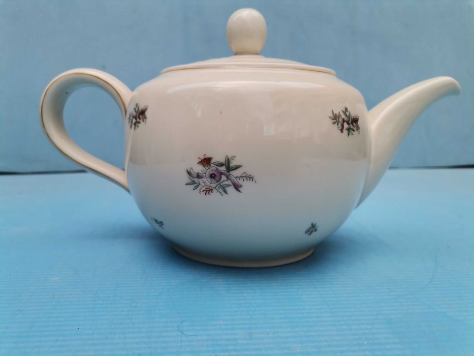 Стар порцеланов чайник