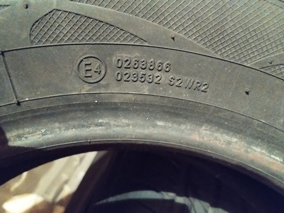 Продавам летни гуми.165/70 R13. С добър грайфер. Четири броя.