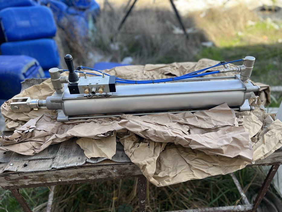 Cilindru pneumatic fi -100 mm si L - 900 mm cu distribuitor