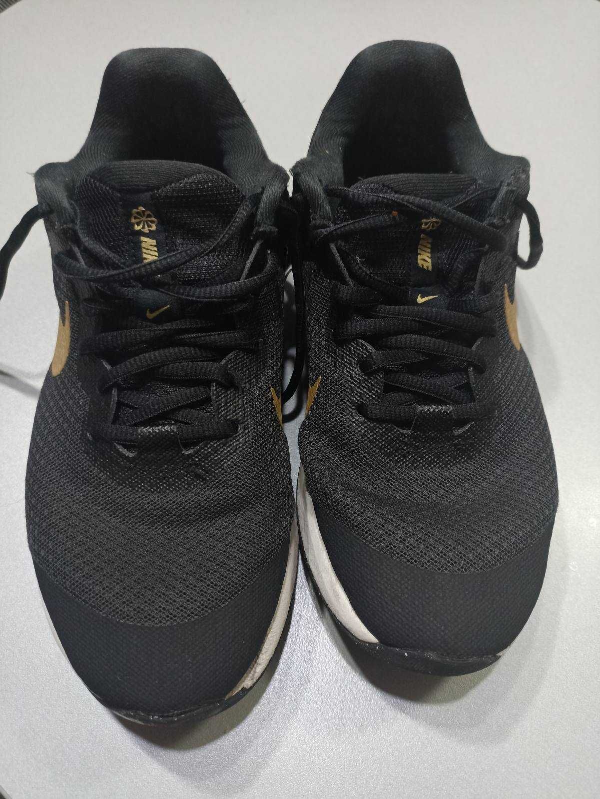 Маратонки Nike номер 38