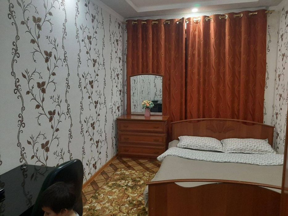 Krovat (matrassiz), 2 tumbochka, komod va shkaf.