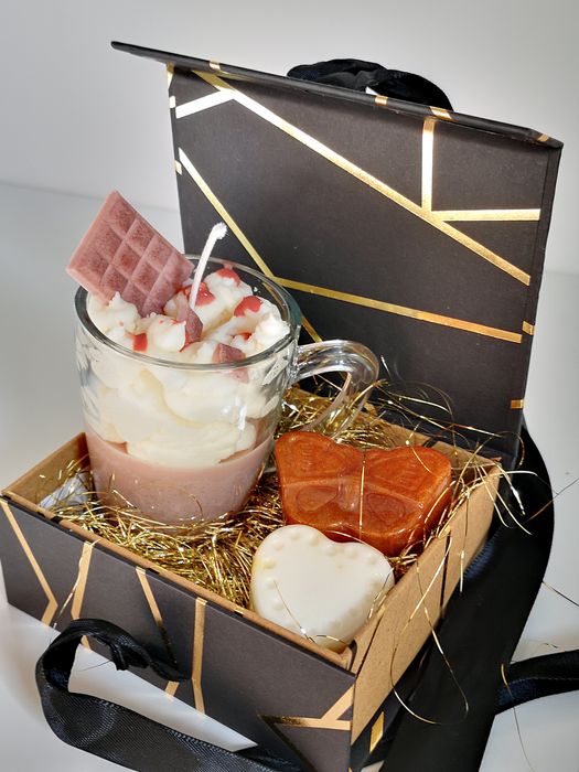 Pachete cadou personalizabile ce contin lumanari si sapunuri hand-made