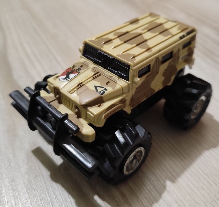 Vând machetă/mașinuță Hammer army