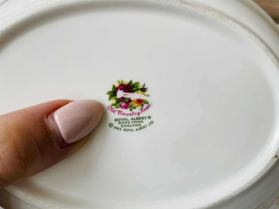 ROYAL ALBERT красива купа за сервиране от костен порцелан от Англия