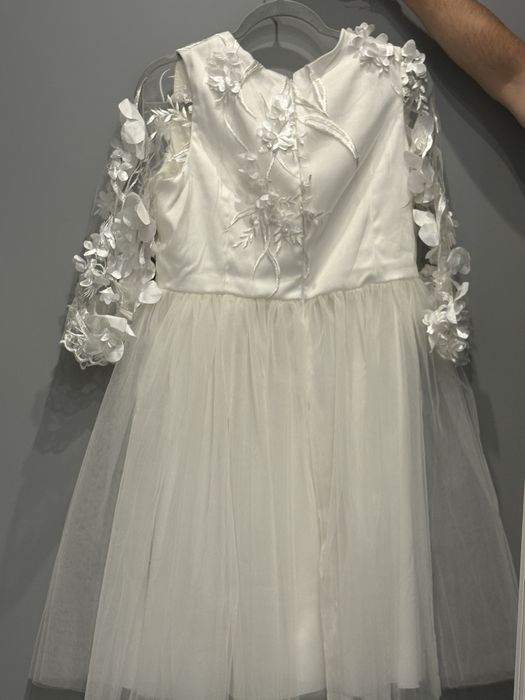 Бяла рокля с 3Д цветя