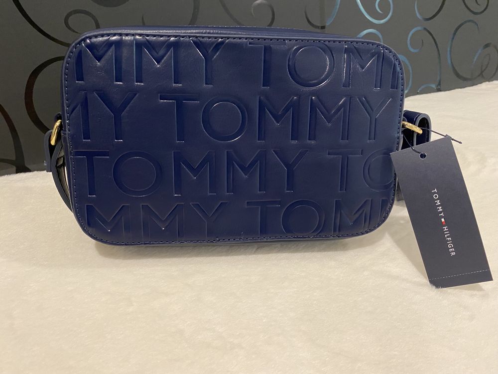 Tommy Hilfiger модерна и практична чанта, оригинална, нова с етикет