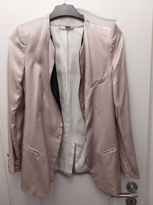 Sacou H&M. Marimea 34. Culoare champagne cu rever negru.
