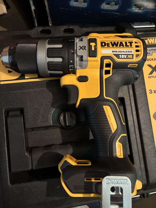 Комби винтоверт Деволт Dewalt DCD796