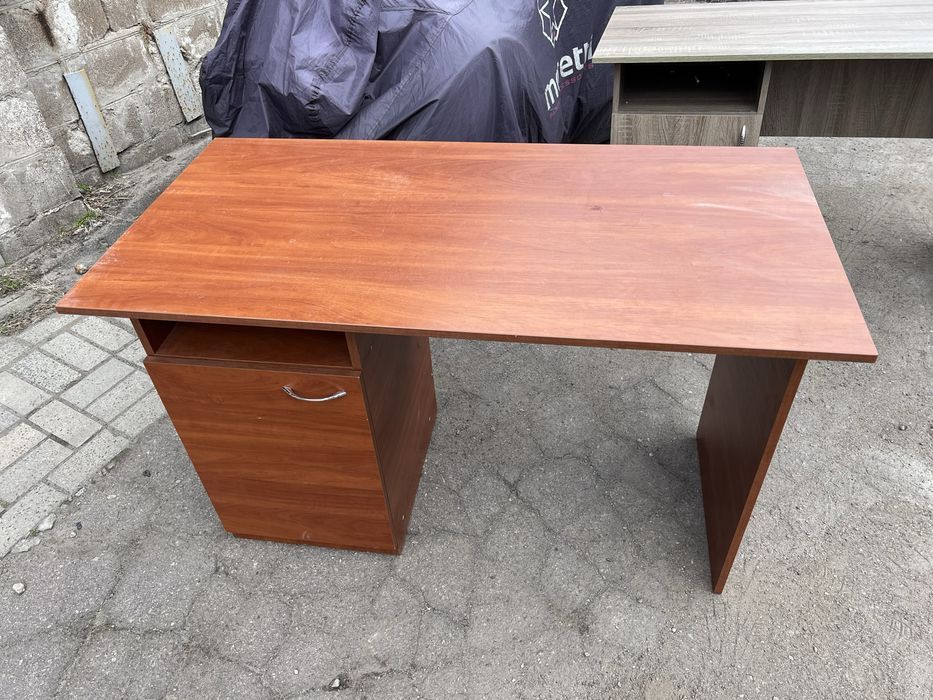 Стол для учебы в хорошем состоянии