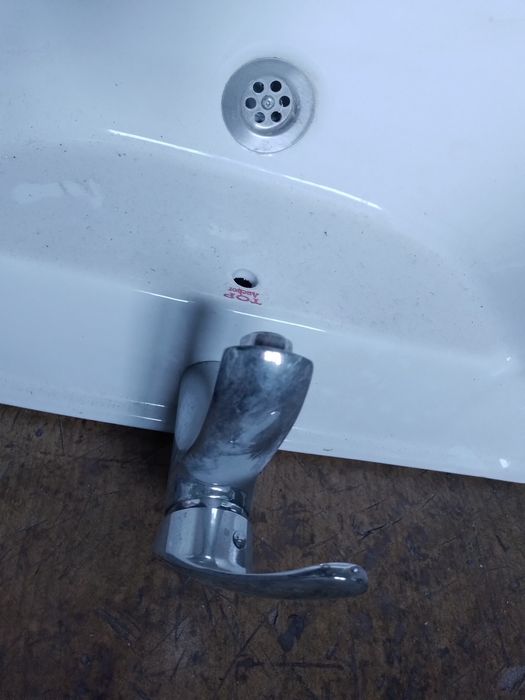 Vând chiuveta cu picior