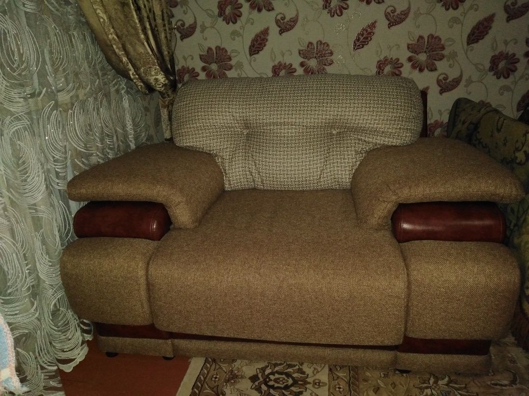 Продаётся диван с креслом