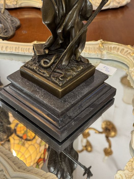 Statueta justitia din bronz masiv pe soclu de marmura