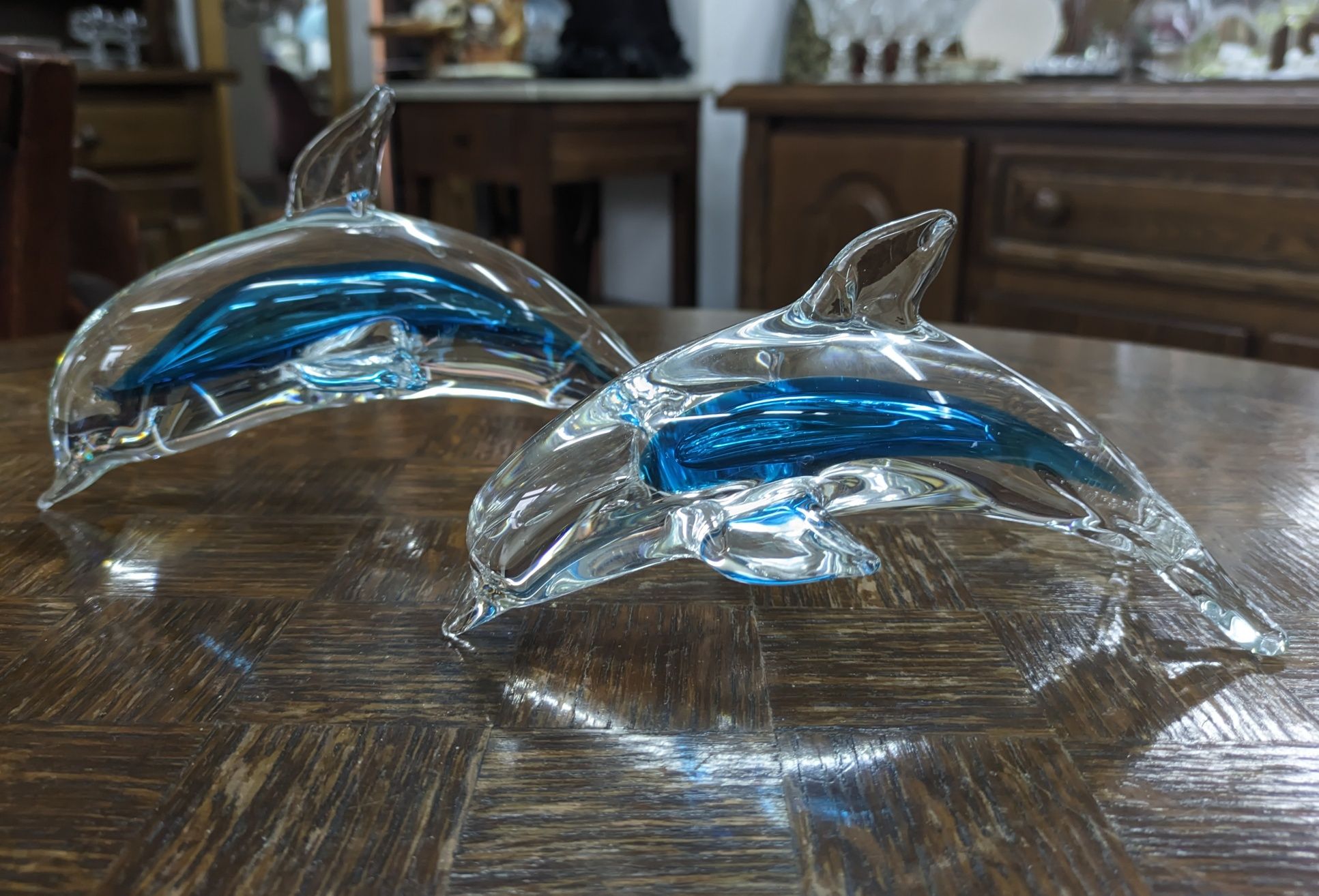 Стъклени делфини