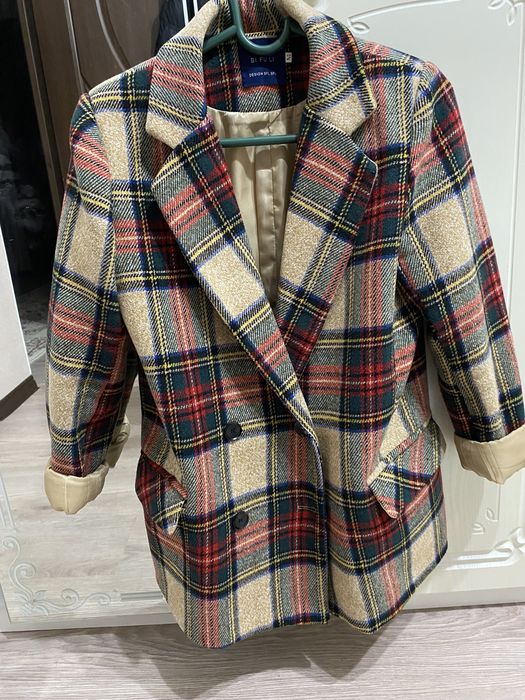 Пиджаки в отличном состоянии. По 5000 тг. Голубое 7000 тг.