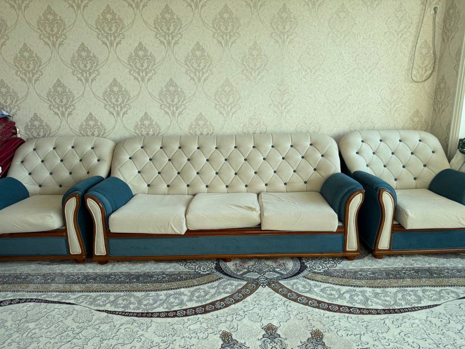 Divan yaxshi holatda