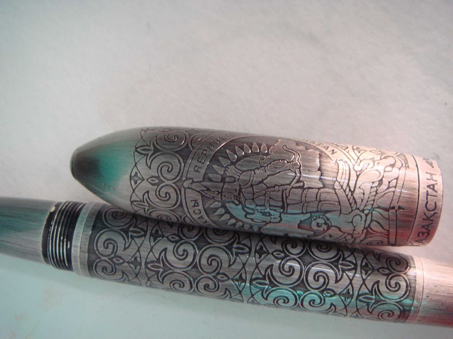 Ручка SYILYK с гравировкой толстая с золотым человеком Казахстан