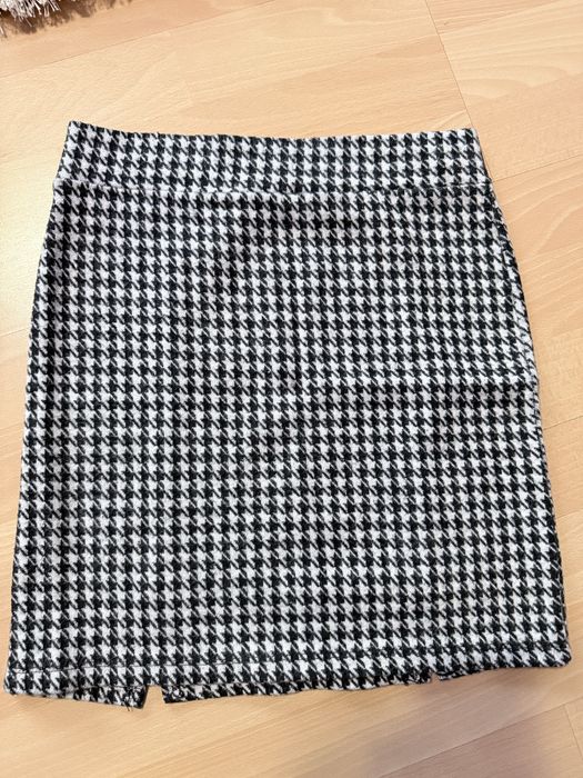 Къса чернобяла пола