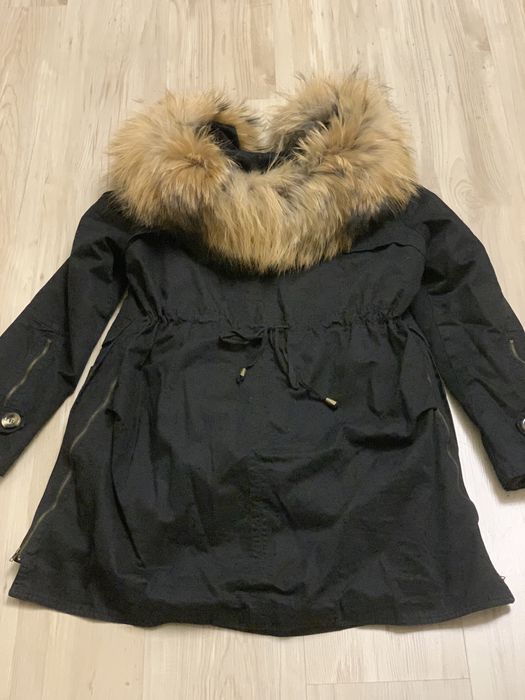 Черна парка с яка от естествен косъм