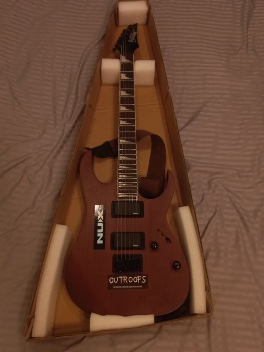 Продам новую электро гитару