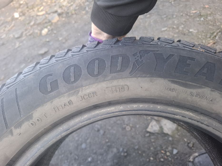 Vand 2 anvelope 185 65 15 goodyear de iarna