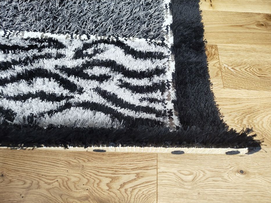 Covor negru cu fir de mătase – nuanțe alb și gri, stare excelentă
