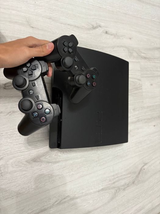 Consola PS3 SLIM, 2 controllere si o colectie de 13 jocuri