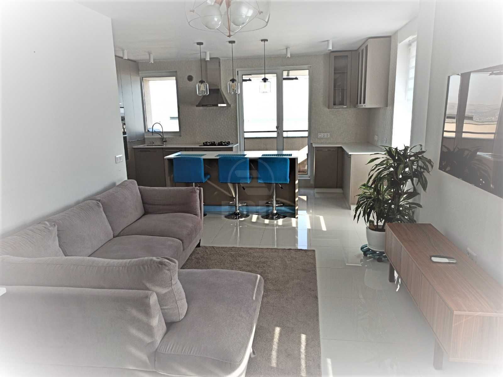 Inchiriez apartament