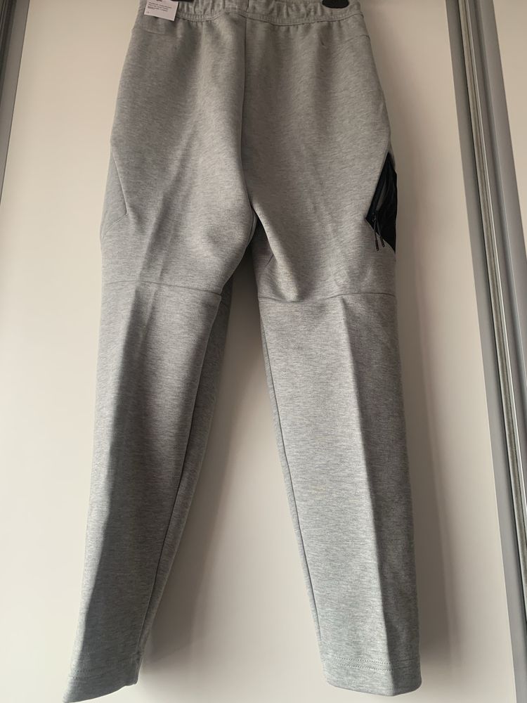Сиво долнище Nike - S
