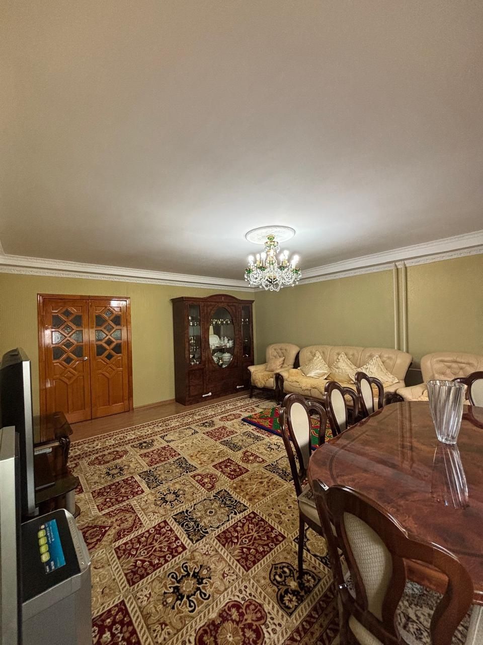 Срочно продам сервант, стол 3 метра  и 8 стульев