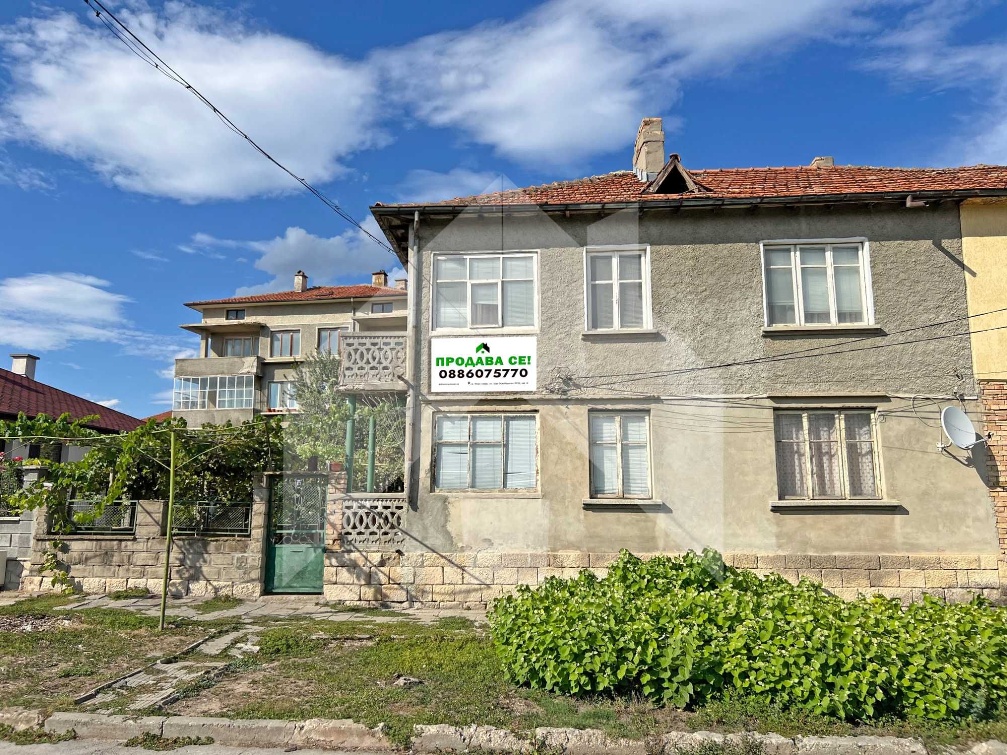 Продава ВТОРИ ЕТАЖ от двуетажна сграда в гр. Нови пазар. ТОП цена!
