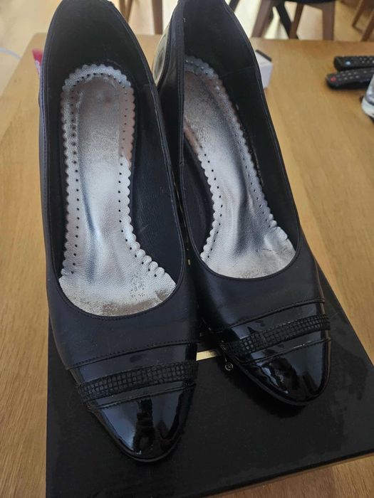 елегантни черни обувки от естествена кожа