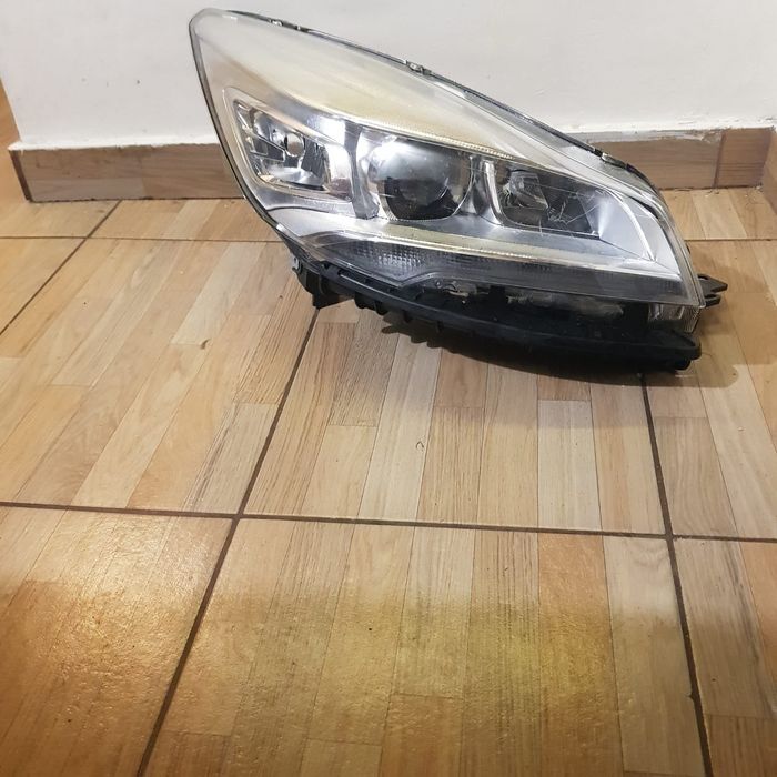 Far xenon ford kuga 2 2013