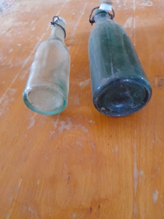 Стара ютия,кошници и стари бутилки