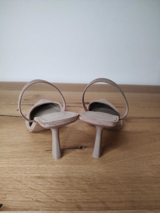 Бежови затворени обувки на ток 7см - 39/40н + ПОДАРЪК чехли