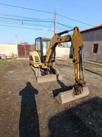 Execut lucrări cu miniexcavator