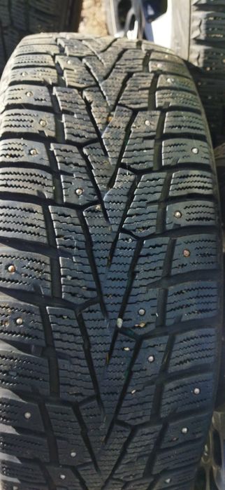 Продам шины зимние на дисках.        Размер 215/55/17