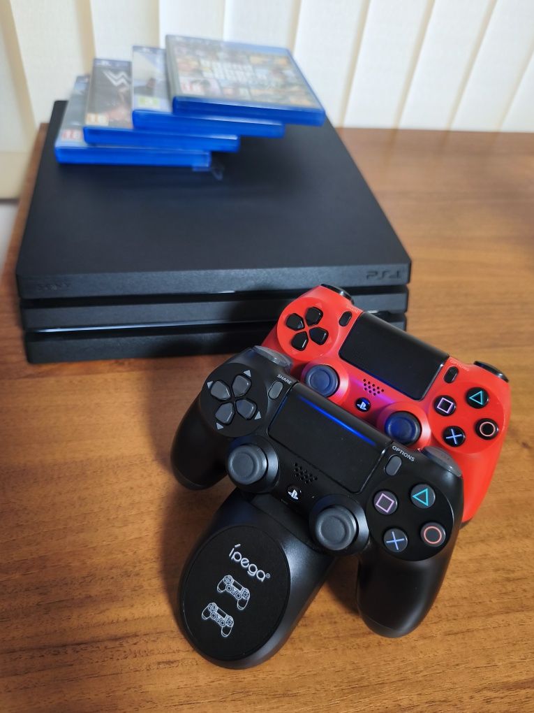 Playstation 4 Pro 1TB + 2 джойстика + Игри FC25 GTA5 God of War